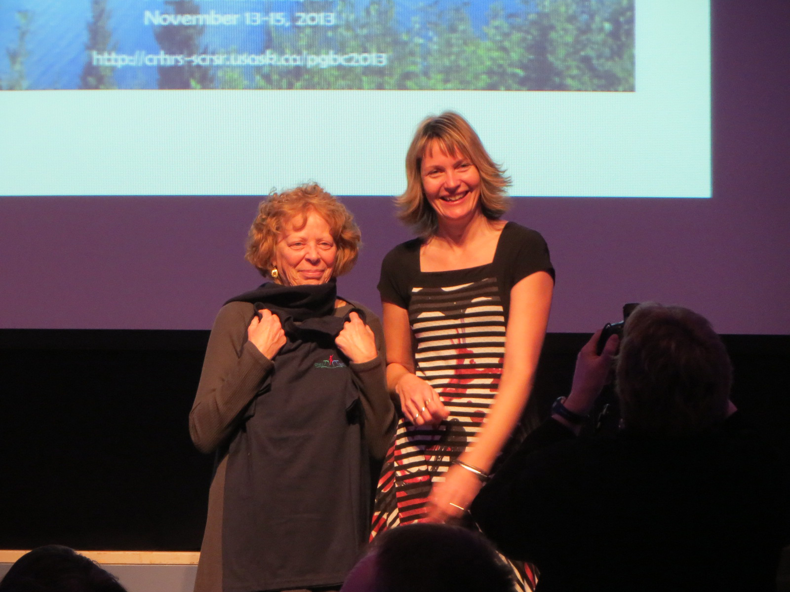 Bonnie Jeffery receives the team's prize from Shelley Kirychuk. Bonnie Jeffery receives the team's prize from Shelley Kirychuk.